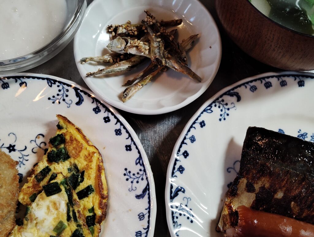 さばみりん。ウインナー。ニラ入り卵焼き。コロッケ。とろろ。煮干しごまチップ。