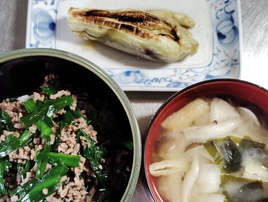豚ひき肉とニラの簡単スタミナ丼、あげワカメしめじのみそ汁、焼きナス。
