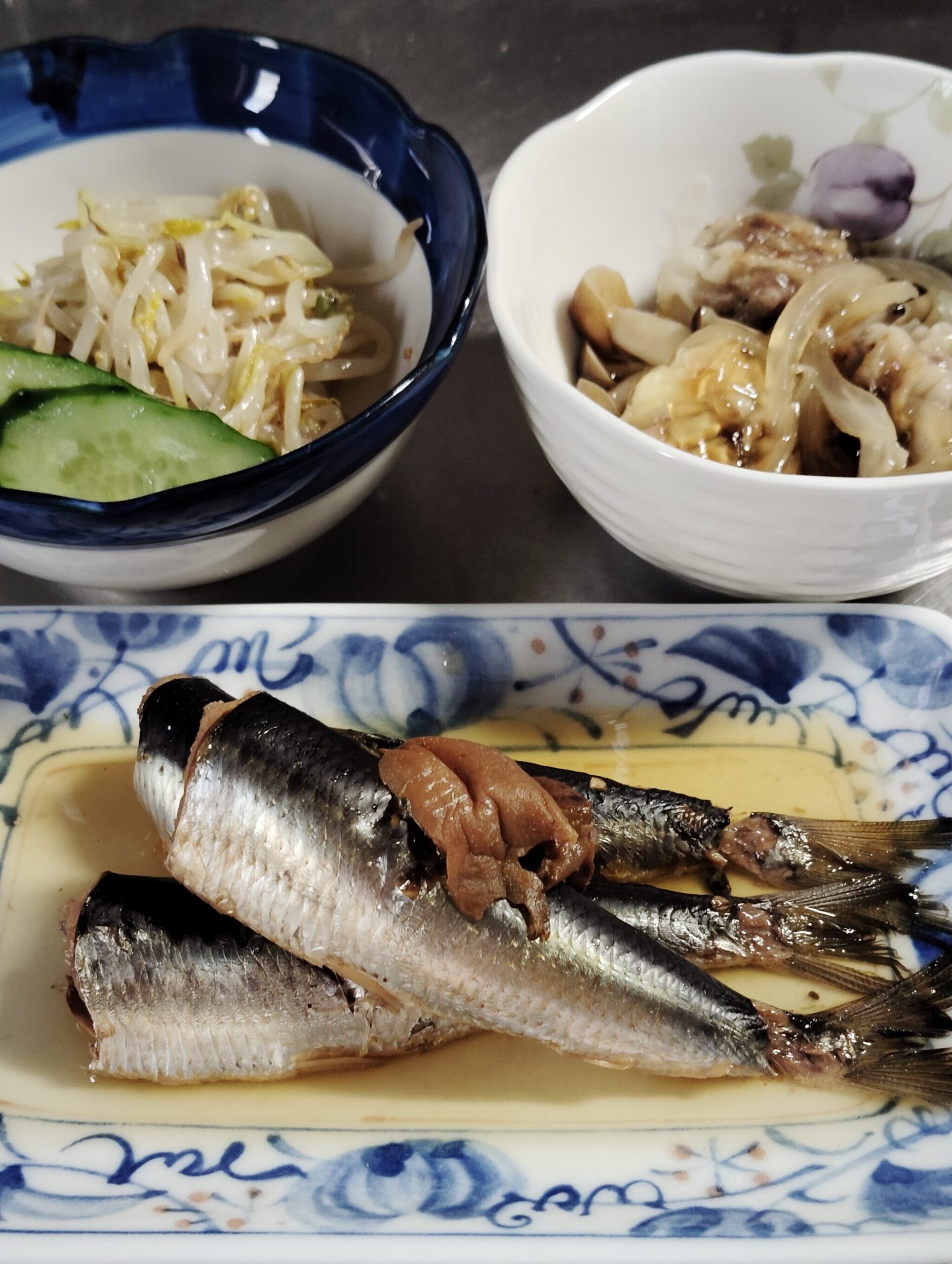 わが家の晩ごはん。いわしの梅煮、焼売のキノコあんかけ、もやしときゅうりのナムル