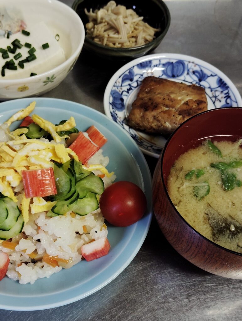 すし太郎(カニカマきゅうり錦糸卵)、みそ汁、さばみりん、とうふ、えのきの醤油煮。