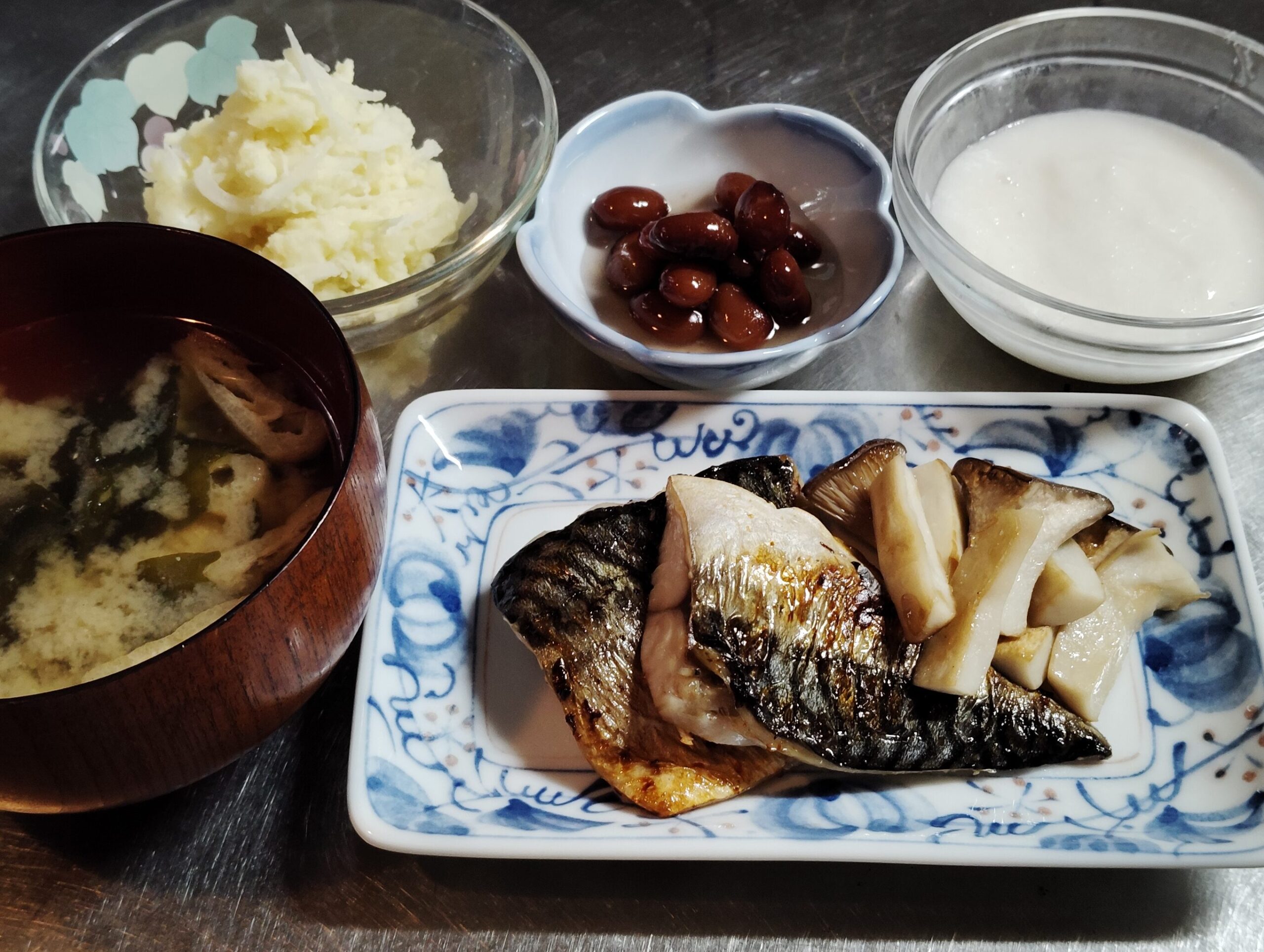 わが家の晩ごはん。さばの塩焼き、エリンギ炒め、ポテトサラダ、煮豆、とろろ、あげとわかめのみそ汁。