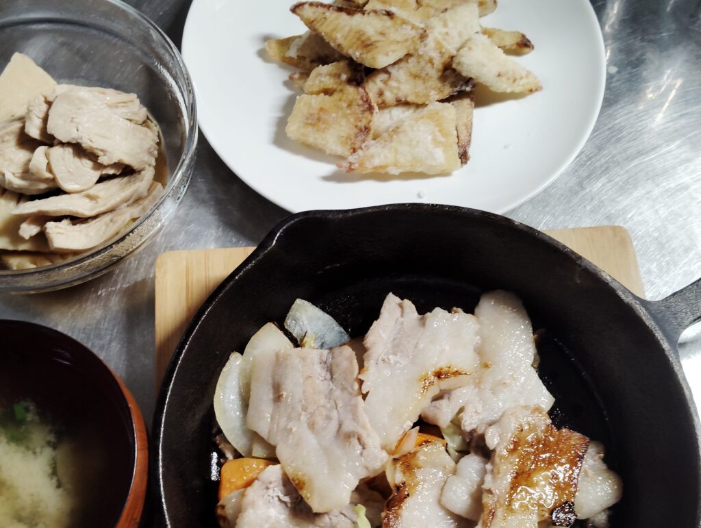 豚バラ・玉ねぎ・人参のスキレットやき。筍の唐揚げ。筍の煮物・鶏チャーシュー。みそ汁。