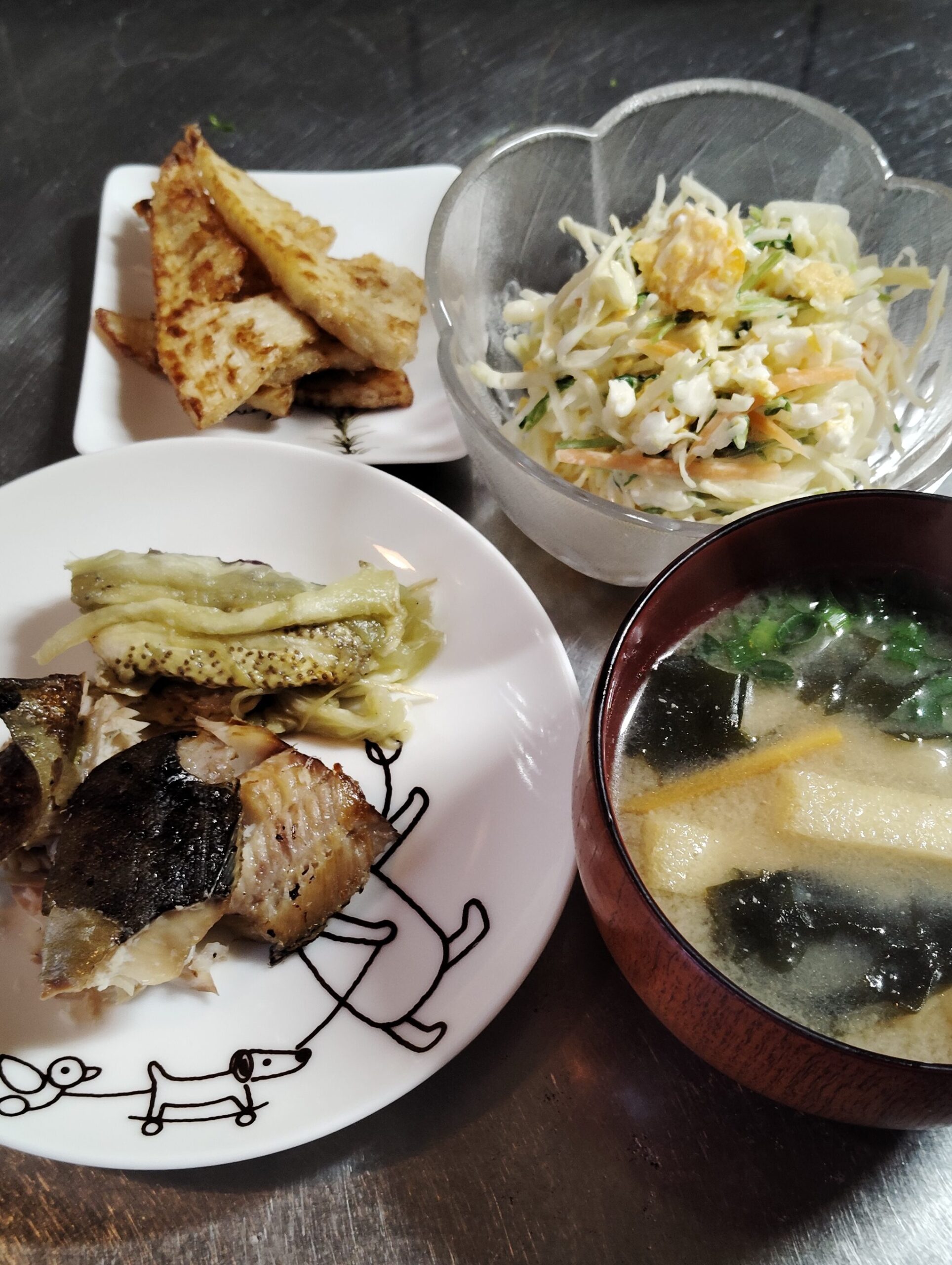 わが家の晩ごはん。ホッケの醤油麹干し、焼きナス、キャベツ人参豆苗のサラダ、揚げとワカメのみそ汁。