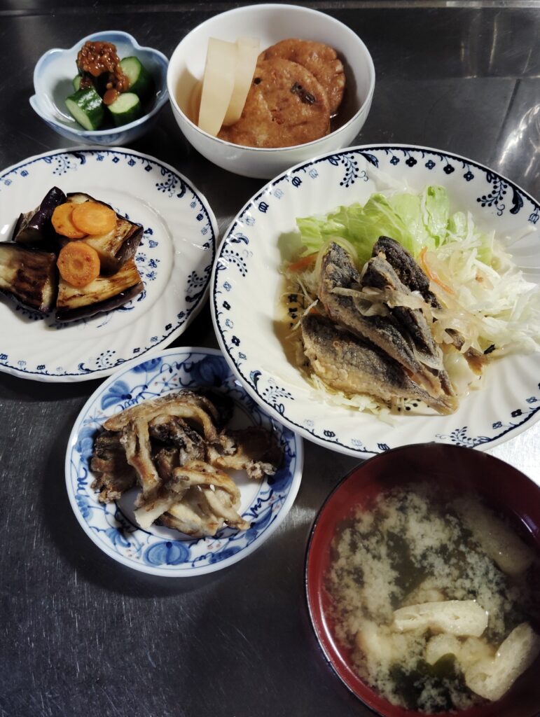 市販のアジの南蛮漬け。レタス、千切りキャベツ。なすと人参の揚げ焼き。舞茸のから揚げ。
大根とがんもの煮物。わかめと油あげのみそ汁。もろきゅう。