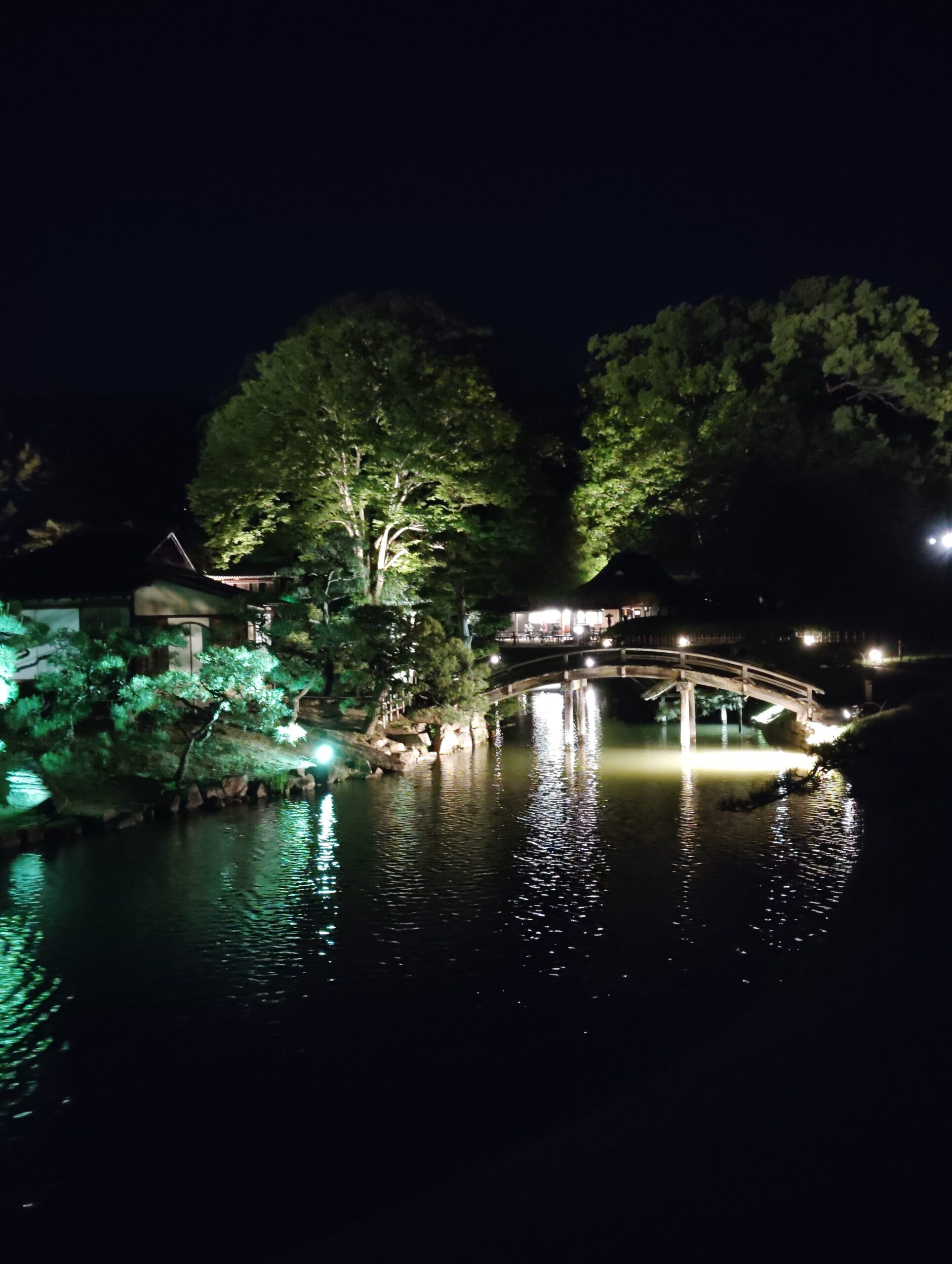 後楽園内。
