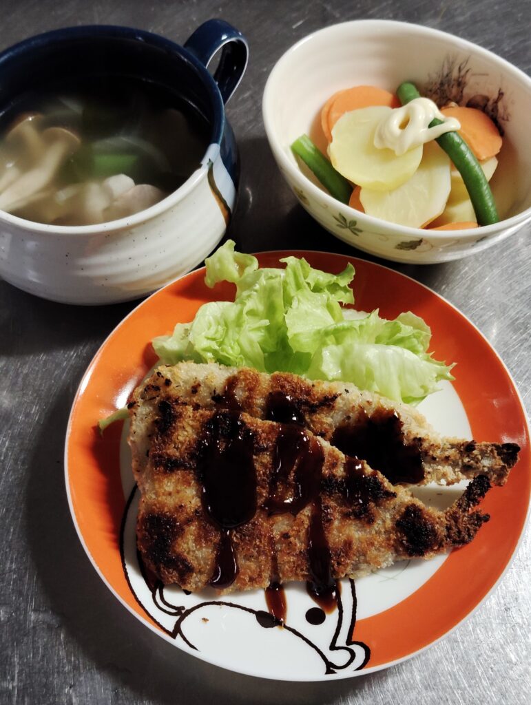 アジフライ・レタス。ゆで野菜(じゃがいも人参いんげん）。しめじ・べーコンのスープ(いんげん・玉ねぎ）。