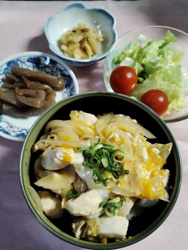 親子丼。こんにゃくの煮物。レタス・ミニトマト。福神漬け。