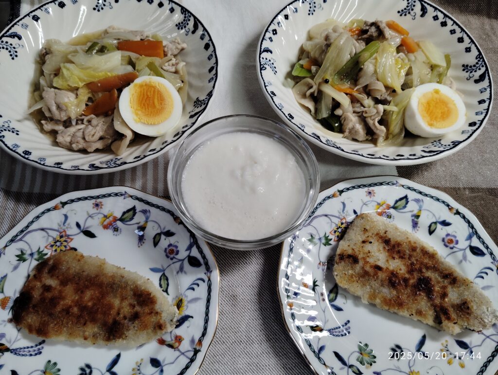 わが家の晩ごはん。白菜と豚肉のとろみ炒め。とろろ。アジフライ。