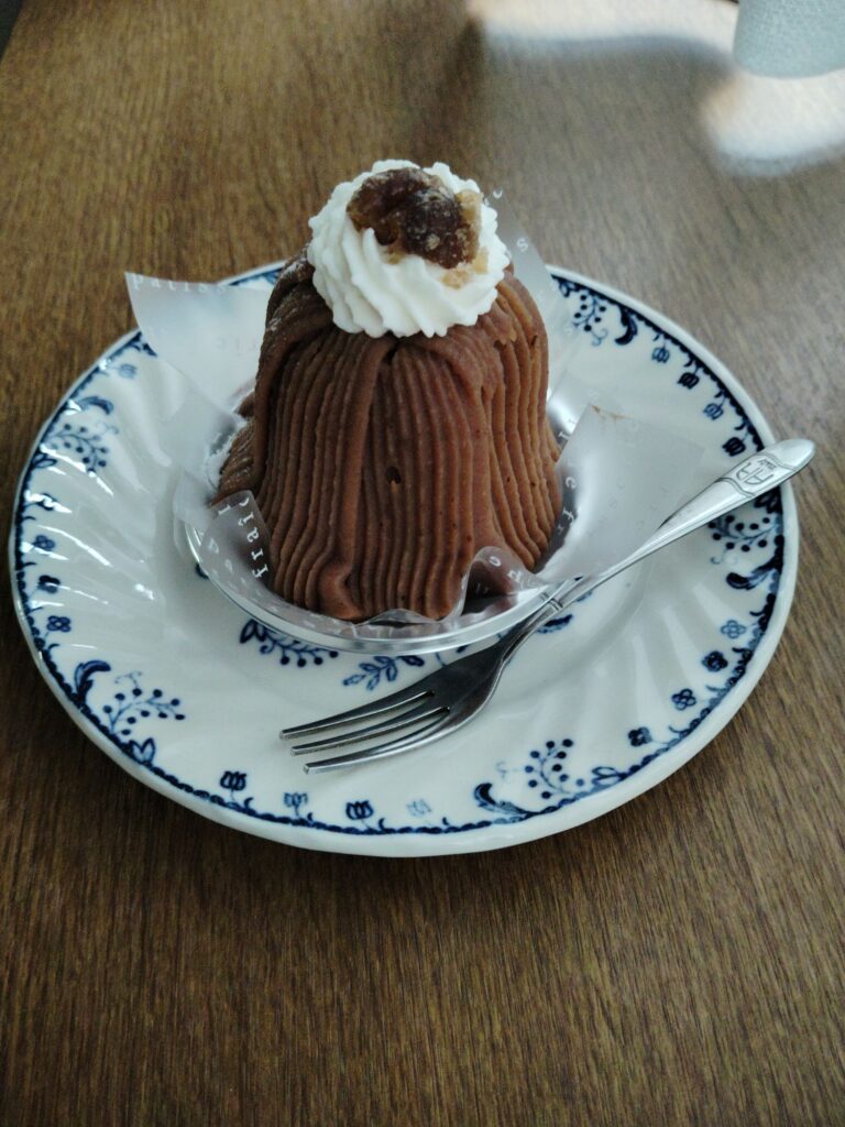 お皿の上にモンブランケーキ フォーク