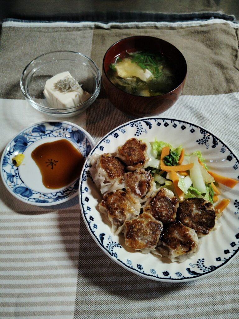 晩ごはんの配膳。メニューは焼売、冷奴、みそ汁。