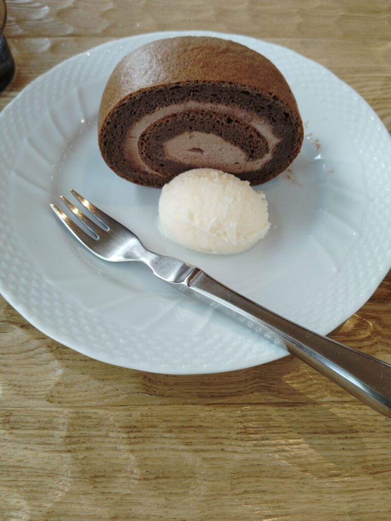 ロールケーキとアイスクリーム。