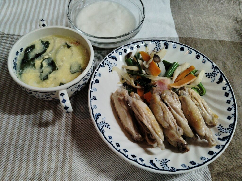 晩ごはん。献立は、鶏手羽中と野菜炒め。とろろ。たまご。