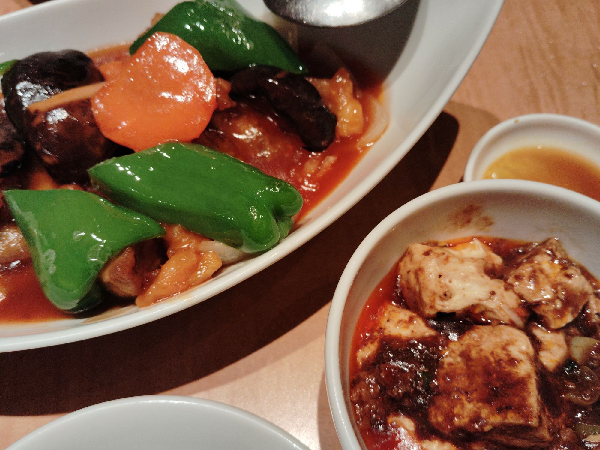 中華料理。　酢豚、麻婆豆腐