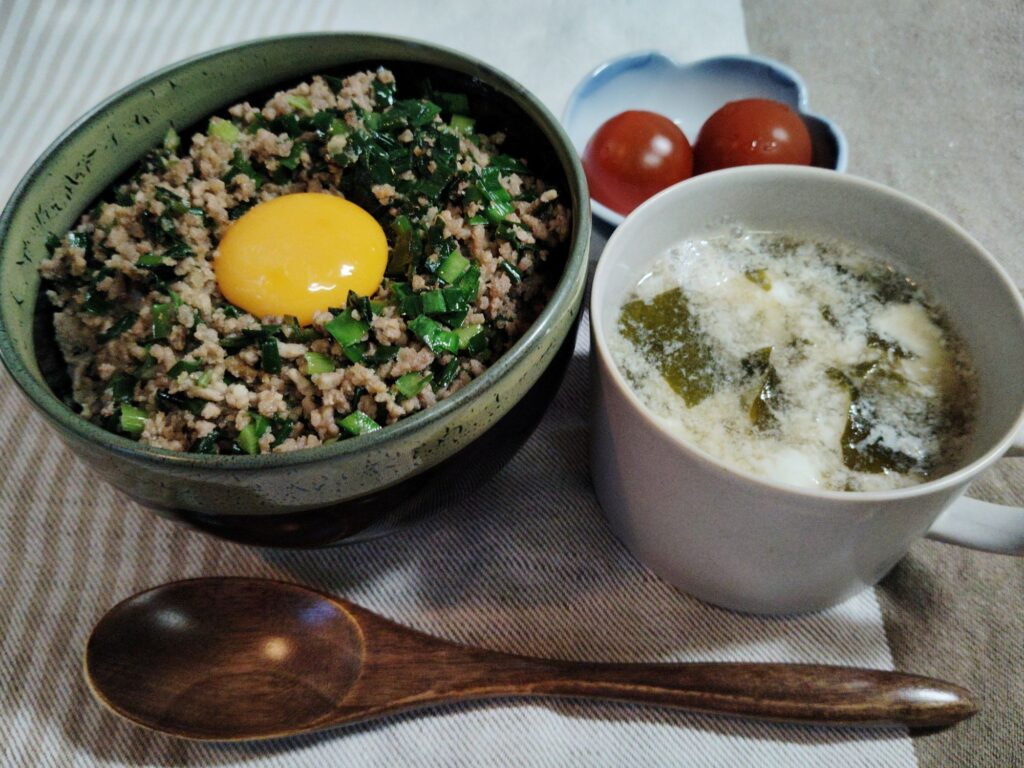 豚ひき肉とニラの簡単スタミナ丼。みそ汁。ミディトマト。