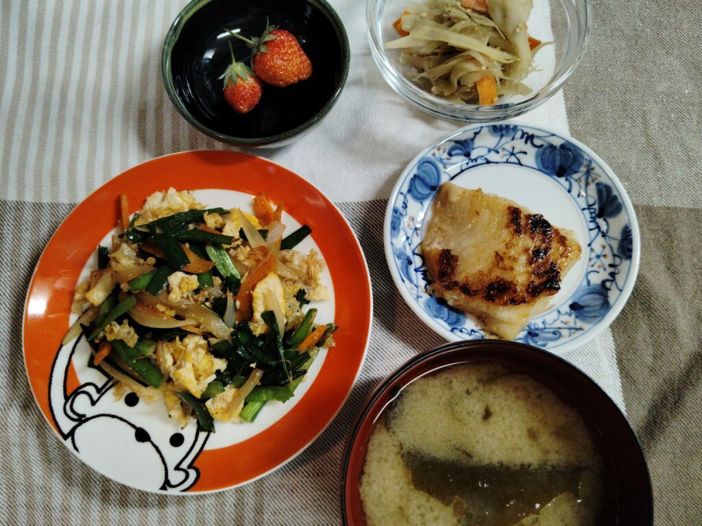 野菜炒め。カレイみりん焼き。きんぴらごぼう。みそ汁。いちご。