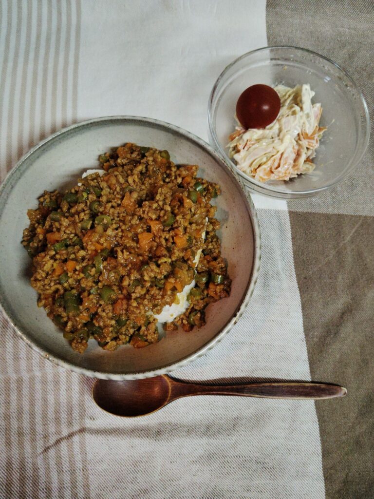 ドライカレー。ごぼうサラダ。