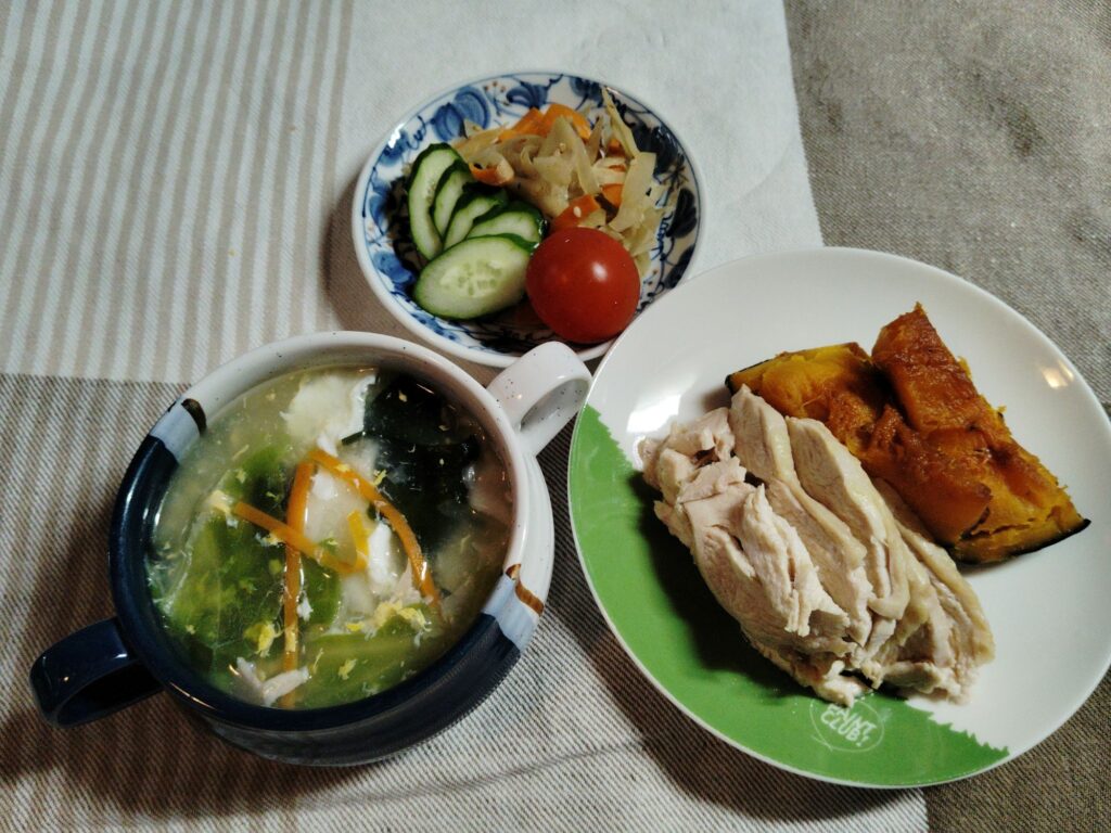 鶏チャーシュー。かぼちゃの煮物。きんぴらごぼう。野菜スープ。
