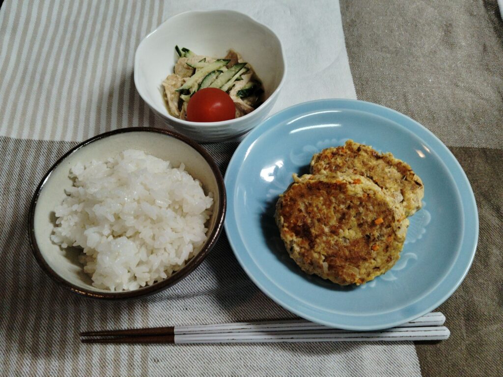 さば缶豆腐ハンバーグ。鶏むね肉ときゅうりの棒棒鶏のタレ和え。