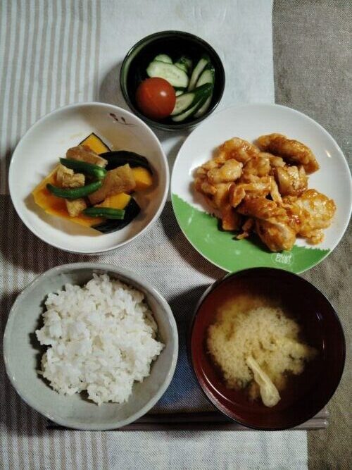 レンジで鶏むね肉の甘辛酢ケチャップチキン。かぼちゃの煮物。みそ汁。きゅうり。ミディトマト。