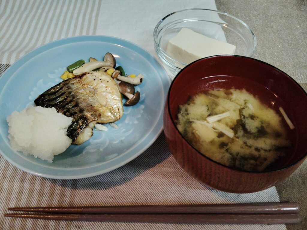 さばの塩焼き。しめじバター醬油。大根おろし。とうふ。みそ汁。