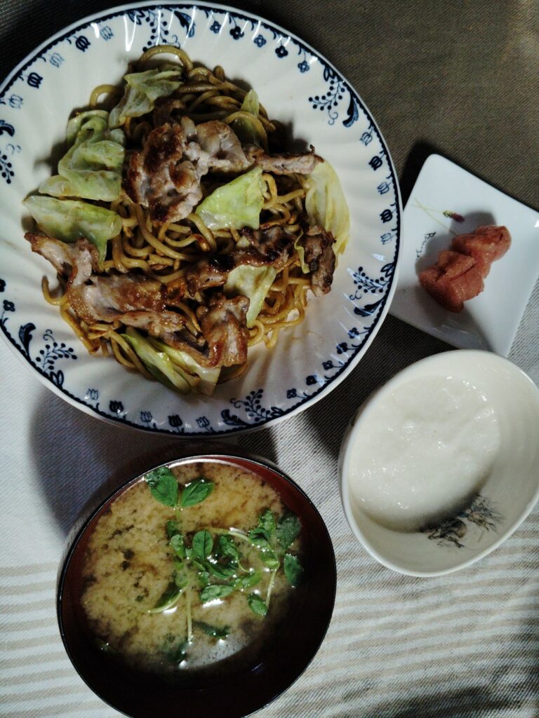 焼きそば。明太子。とろろ。豆苗入りみそ汁。
