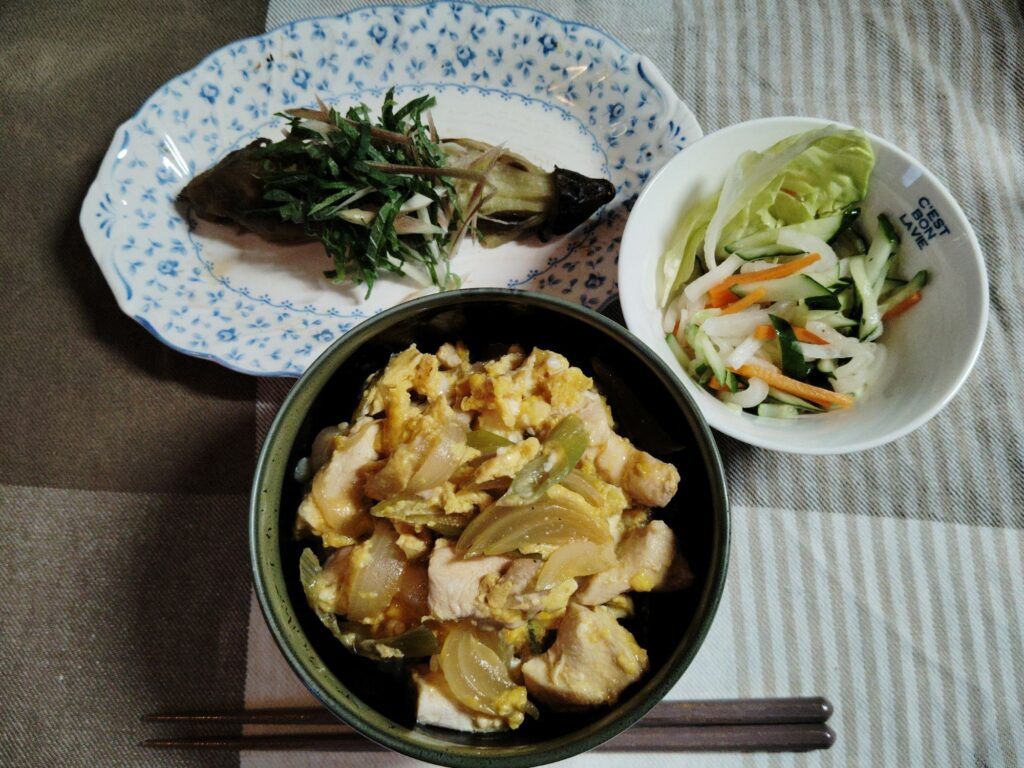 親子丼。焼きナス。三色なます。
