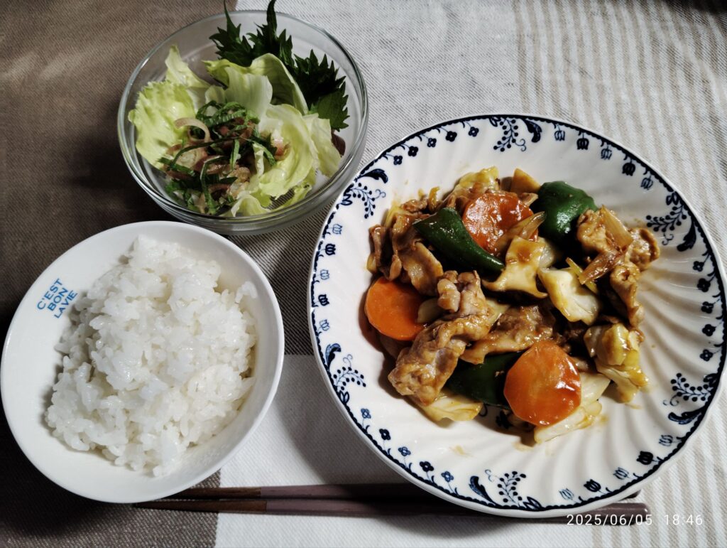 回鍋肉。レタス、大場、みょうがのサラダ。