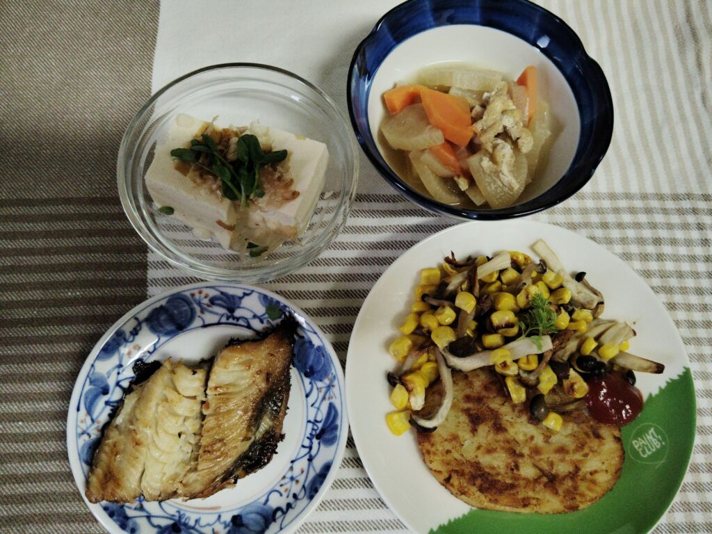 ホッケ切り身干し、とうふ、大根・人参・あげの煮物、ハッシュドポテト、コーン・きのこ炒め。