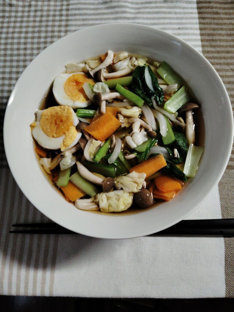 ゆで野菜とゆで卵をトッピングした市販の醤油ラーメン。