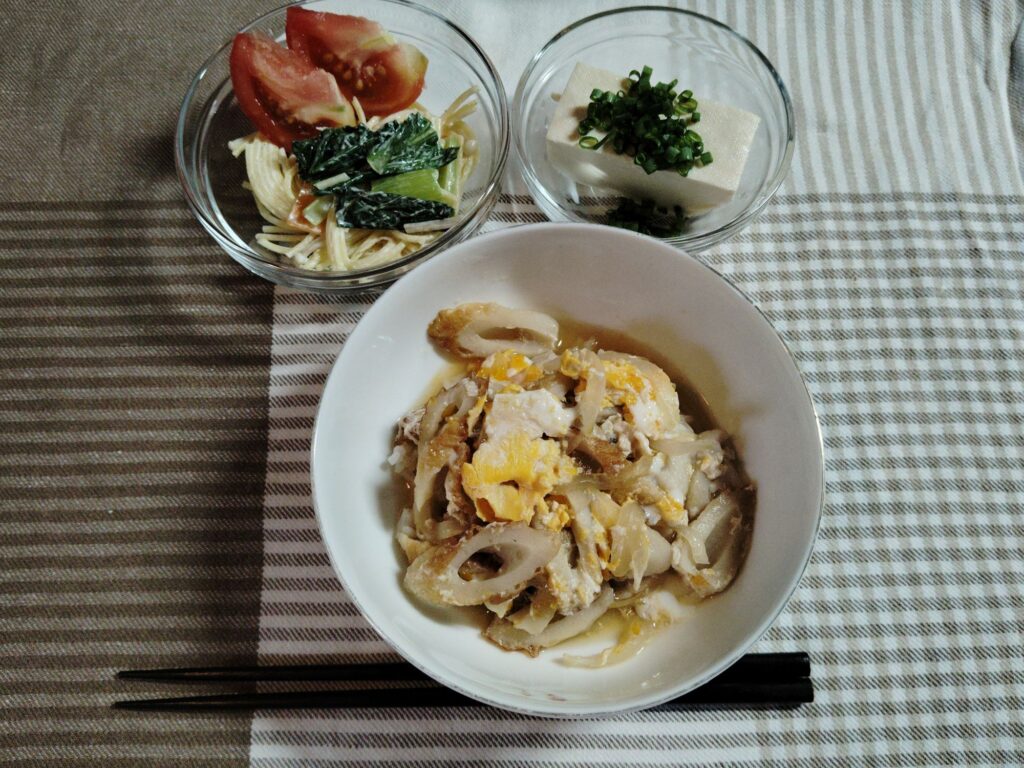 ちくわの卵とじ丼。冷奴。スパゲッティサラダ。
