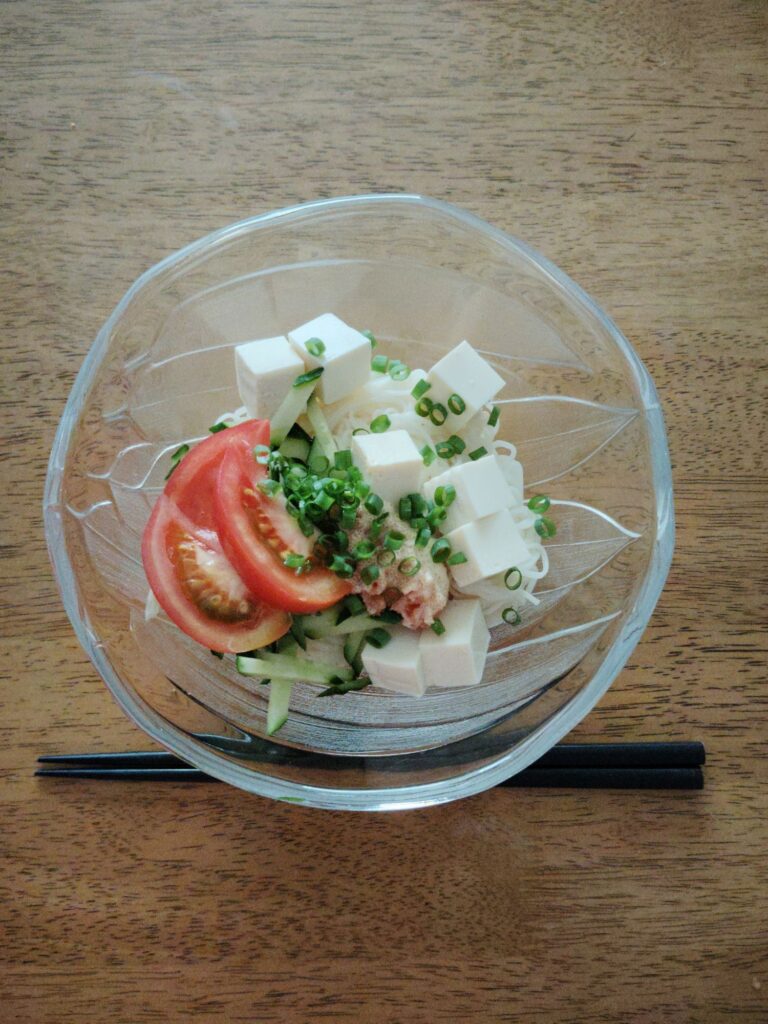 わが家のお昼ご飯。明太マヨそうめん。とうふ、ねぎ、きゅうり、トマトをトッピング。