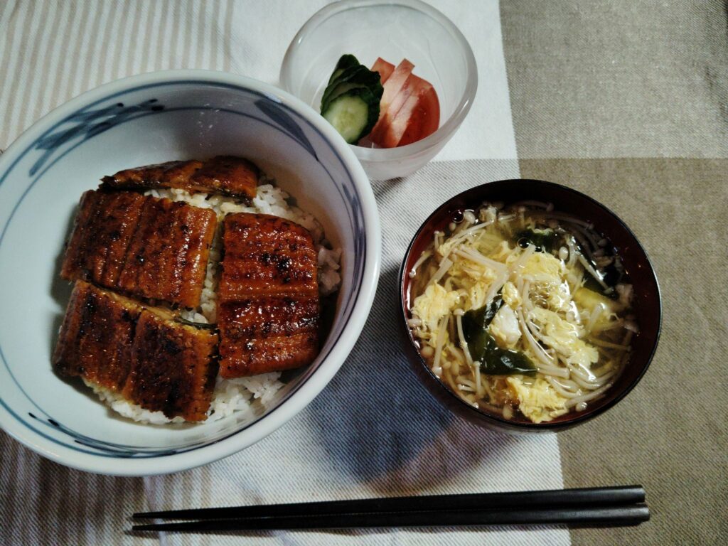 うな丼、かきたま汁、トマト、キュウリ。