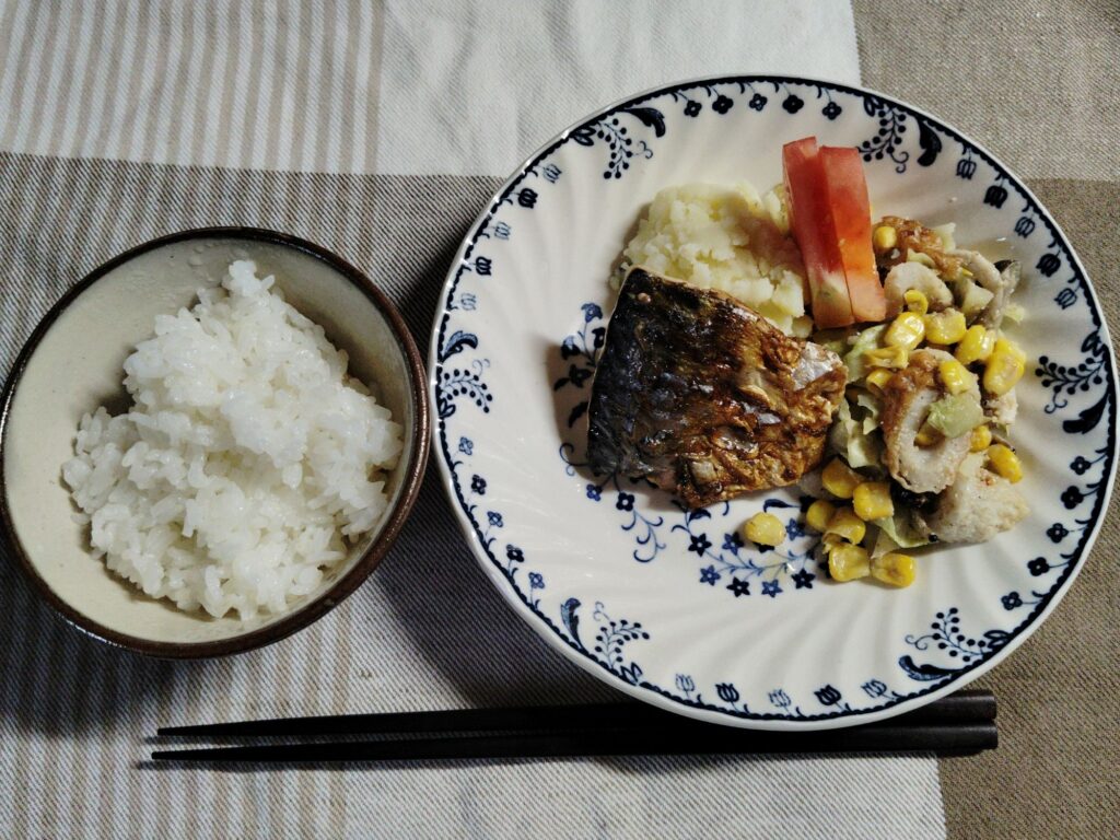 焼きさば、キャベツとちくわの和え物、マッシュポテト、トマト。