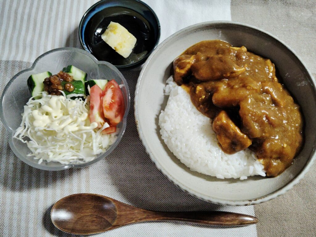 カレーライス、千切りキャベツ、トマト、キュウリの金山寺みそのせ、パイナップル。