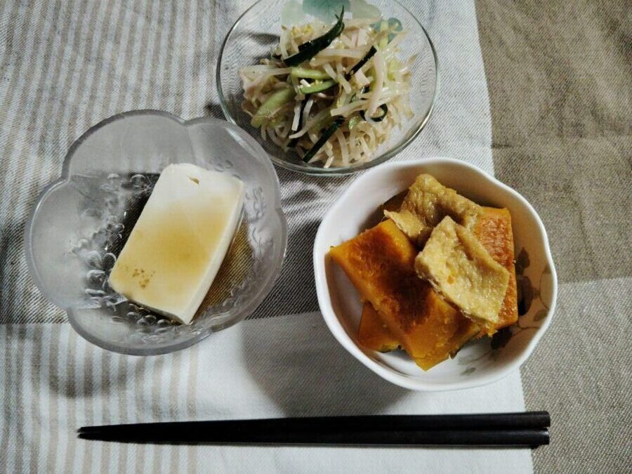 かぼちゃと揚げの煮物、もやしときゅうりのナムル、冷奴。