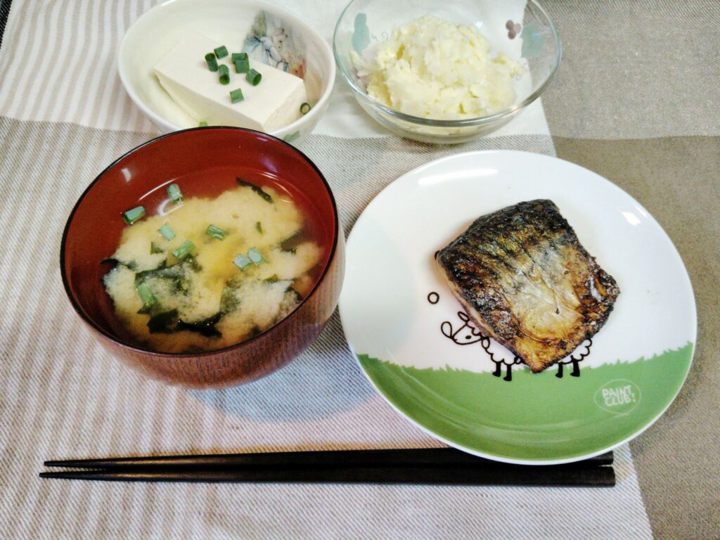焼きさば、ポテトサラダ、冷奴、ワカメのみそ汁。