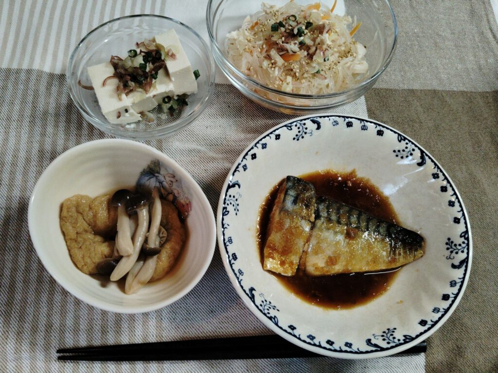 さばのみぞれ煮、冷奴、春雨とささみのポン酢あえ、しめじと揚げの煮物。