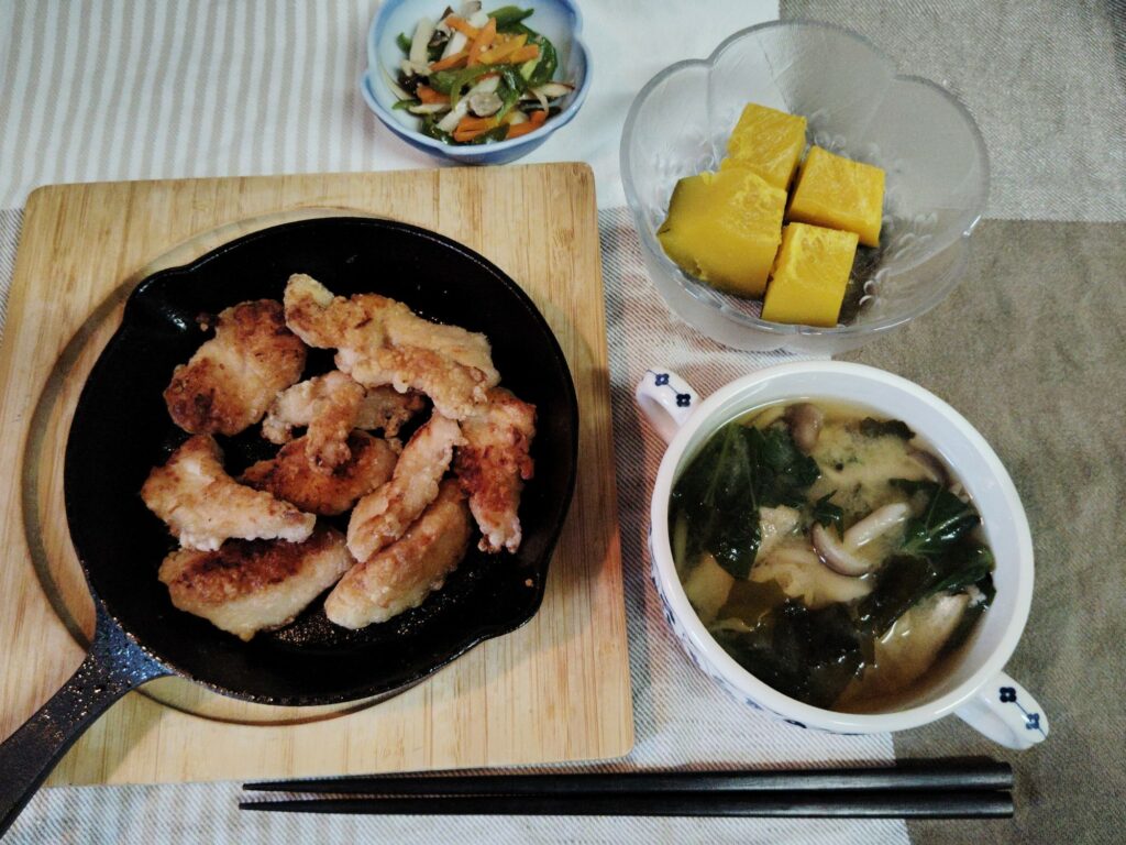 ささみの唐揚げ、かぼちゃ煮、ピーマン・人参・エリンギのきんぴら、あげ・小松菜・しめじ・ワカメのみそ汁。