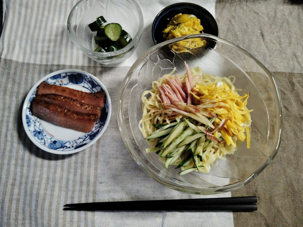 冷麺、ハム、かぼちゃサラダ、きゅうりの漬物。