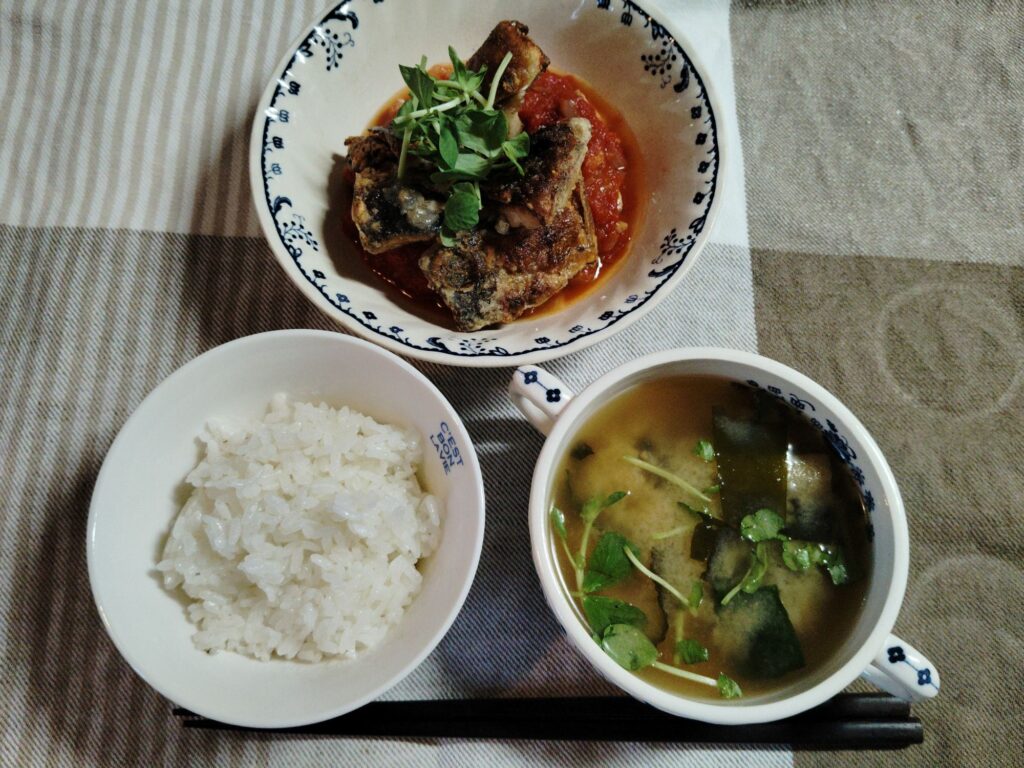 ごはん、さばのトマトソース煮、わかめ・あげ・小松菜・豆苗のみそ汁。