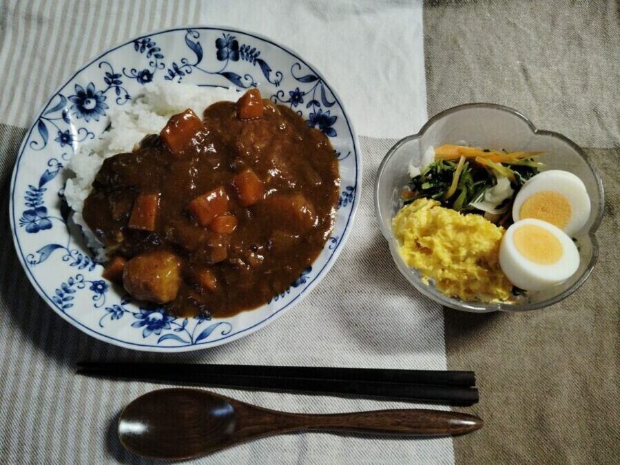 カレーライス、かぼちゃサラダ、ゆで卵、豆苗・小松菜・玉ねぎ・人参・ピーマンの和え物。