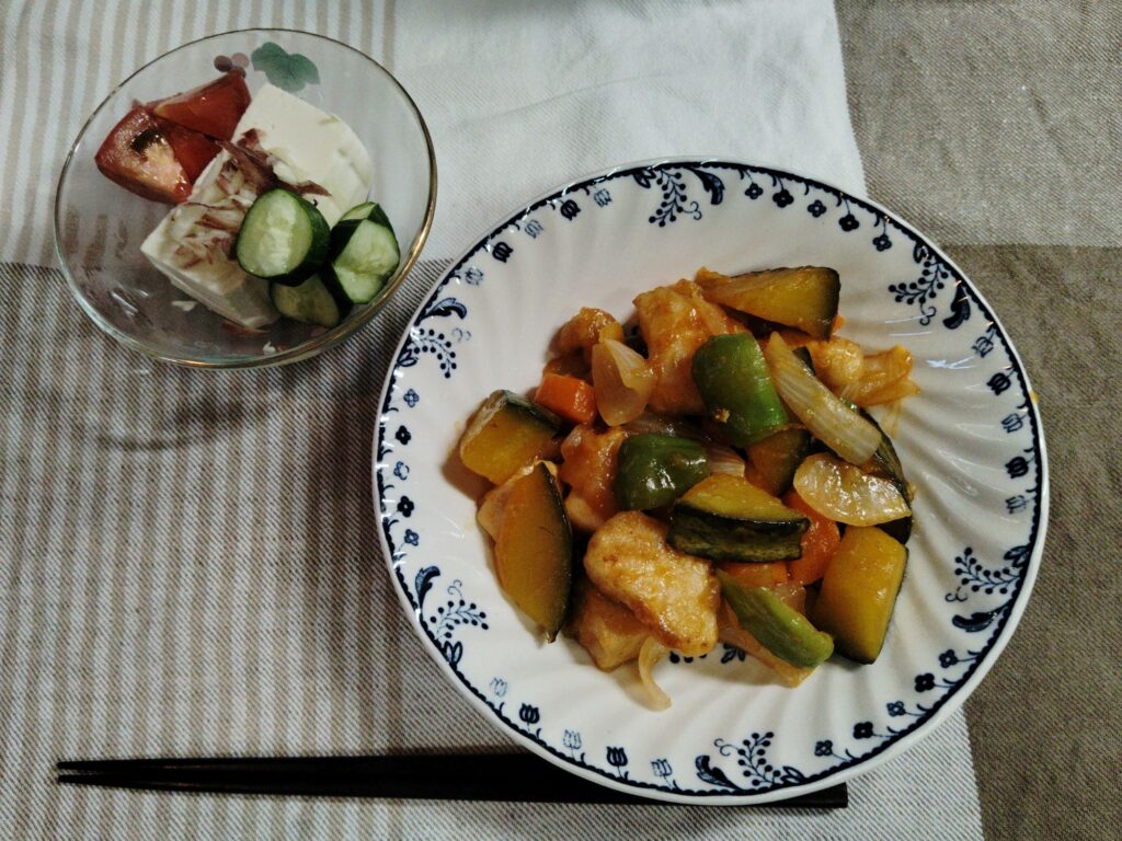 鶏肉で酢豚。冷奴・きゅうり・トマト。