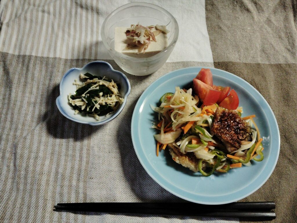 さばの南蛮漬け、冷奴(みょうが)えのきとニラのごまポン酢あえ。