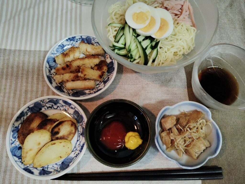 冷麺、短冊イカフライ、鶏肉とエノキの照り焼き、じゃがバター。