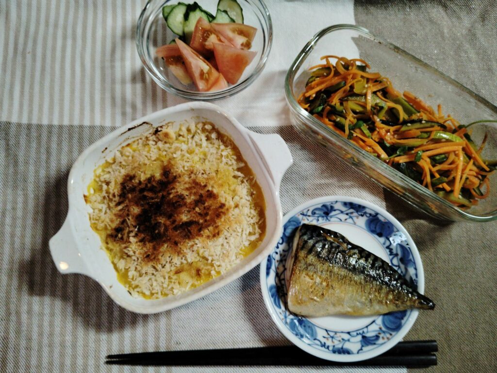 さばの塩焼き、かぼちゃグラタン、かぼちゃの皮と人参のきんぴら、きゅうり、トマト。