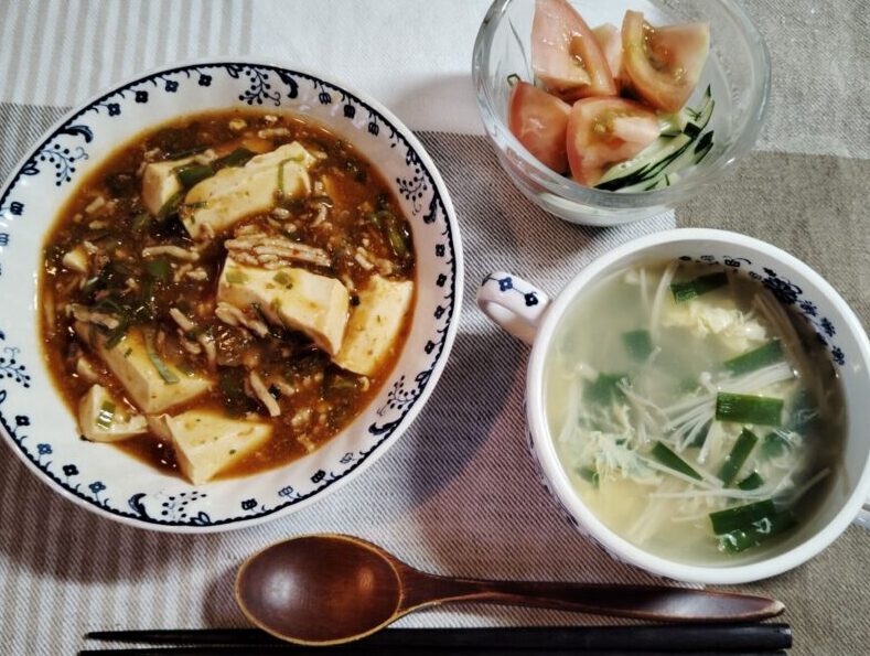 麻婆豆腐、ニラ・エノキのスープ、きゅうり、トマト。