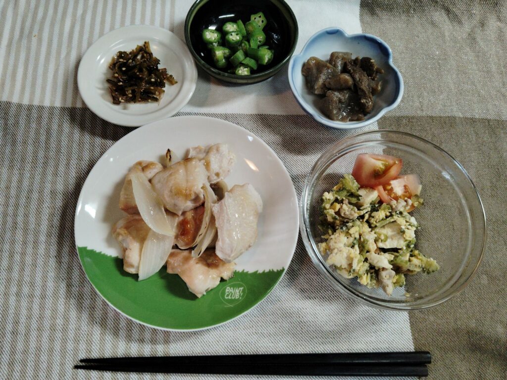 鶏胸と玉ねぎのグリル焼き、ゴーヤチャンプルー、トマト、オクラ、こんにゃく煮、ゴーヤの佃煮。