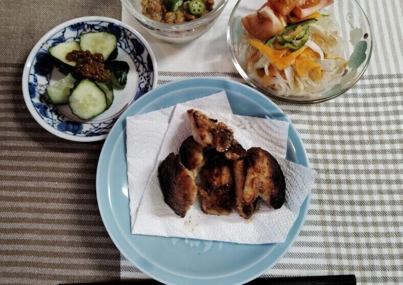鶏むね肉の揚げ焼き、春雨の酢の物、もろみきゅうり、オクラ納豆。