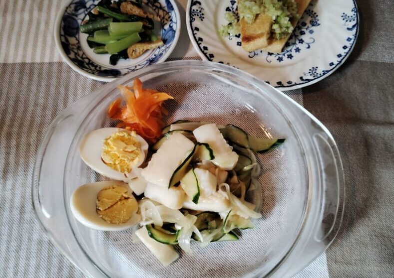 いか・玉ねぎ・きゅうりの中華あえ、味付け卵、にんじんラぺ、油揚げのねぎ塩ダレのせ、小松菜とあげの酢みそあえ。
