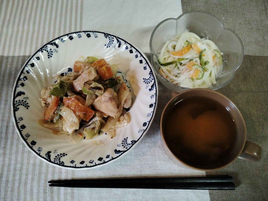 鶏むね肉と野菜の炒め物、春雨サラダ、大根、えのきのみそ汁。